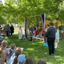 11_english_day_2024_divadielko_predstavenie_05_scena_prva