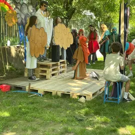 12_english_day_2024_divadielko_predstavenie_06_pan_boh_hovori_k_noemu