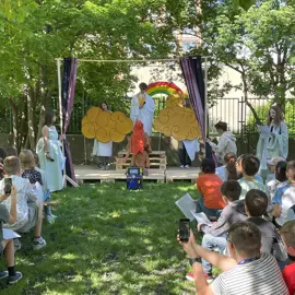 13_english_day_2024_divadielko_predstavenie_07_pan_boh_hovori_k_noemu