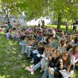 15_english_day_2024_divadielko_predstavenie_15_zaber_do_obecenstva